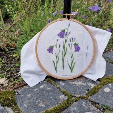 NYHET! Broderimal sett BLÅKLOKKE